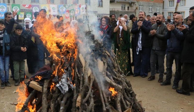 Hazro'da Newroz: 3 kibrit dünyaya yayıldı