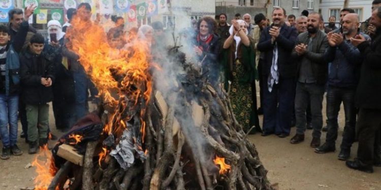 Hazro'da Newroz: 3 kibrit dünyaya yayıldı