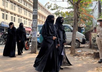 Hindistan'da yüksek mahkeme başörtüsü yasağını onayladı