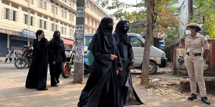 Hindistan'da yüksek mahkeme başörtüsü yasağını onayladı
