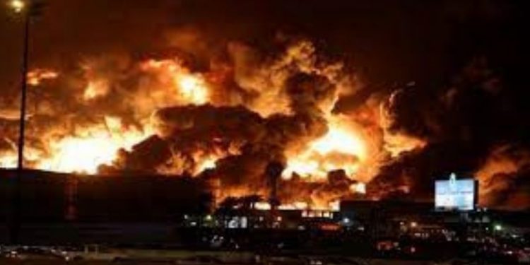 Husilerin vurduğu Suudi Arabistan milli petrol şirketindeki yangın söndürülemedi