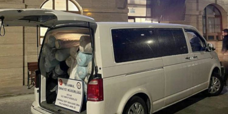 Hırsızlar çaldıkları 1 ton kumaşı sahibine satmaya kalktı