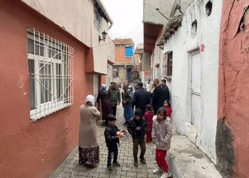 Isınmak için elektrikli sobayı açan çocuk akıma kapılarak hayatını kaybetti