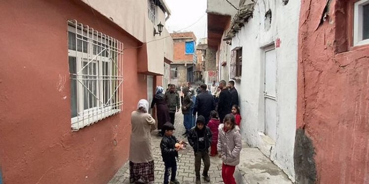 Isınmak için elektrikli sobayı açan çocuk akıma kapılarak hayatını kaybetti
