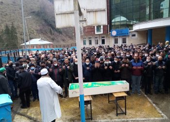 KHK’lı öğretmene okul bahçesinde ders sıraları üzerinde son görev