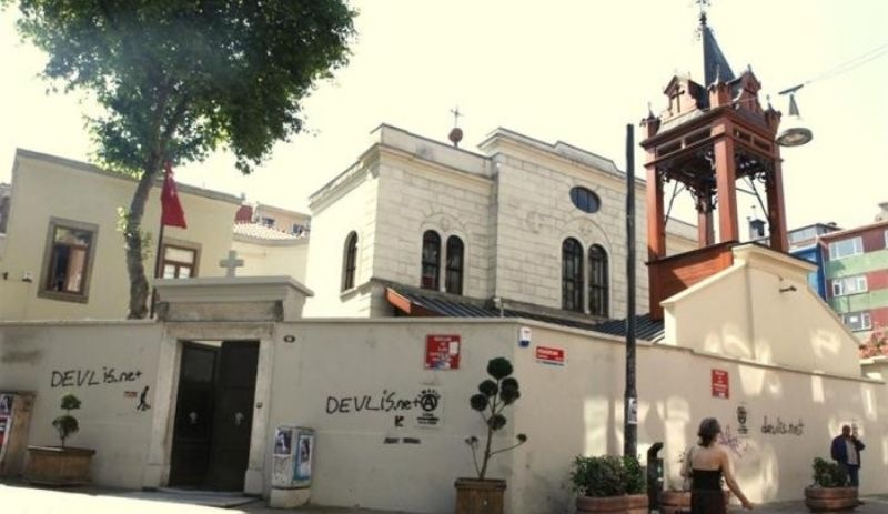 Kadıköy'de kilise kapısı üstünde dans edenler beraat etti