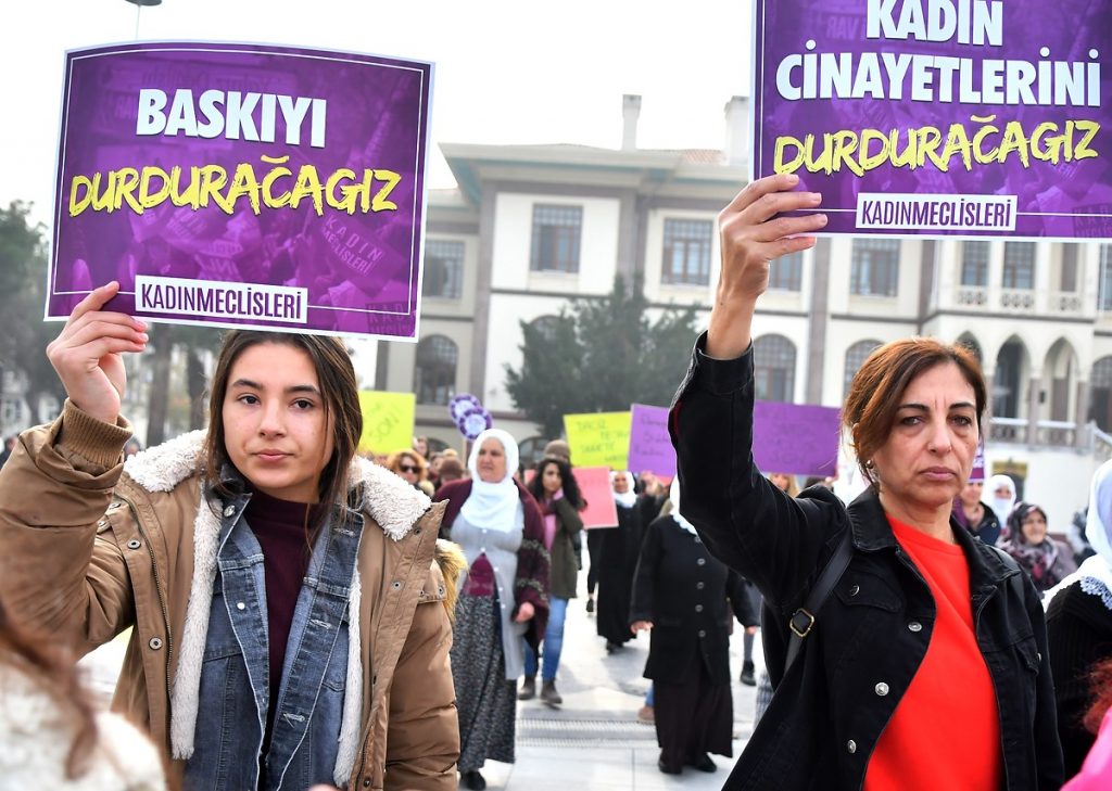 Kadına şiddet yasası değişiyor: Sosyal medyadan mesajla tacize ceza geliyor