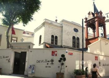 Kadıköy'de kilise kapısı üstünde dans edenler beraat etti