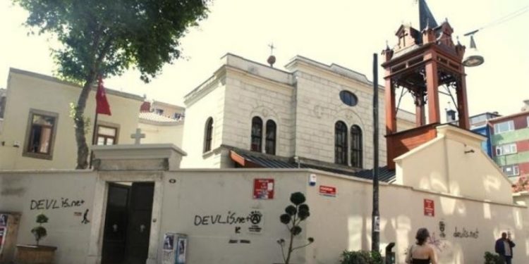 Kadıköy'de kilise kapısı üstünde dans edenler beraat etti