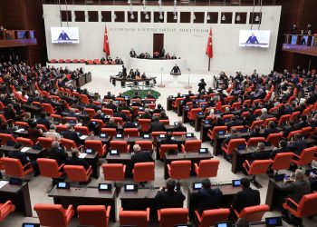 Kadına ve sağlık çalışanlarına yönelik teklif Adalet Komisyonu’nda kabul edildi