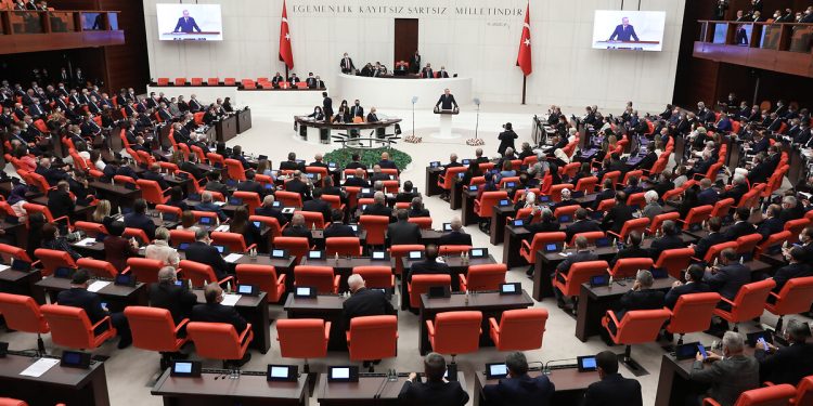 Kadına ve sağlık çalışanlarına yönelik teklif Adalet Komisyonu’nda kabul edildi