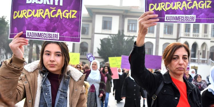 Kadına şiddet yasası değişiyor: Sosyal medyadan mesajla tacize ceza geliyor