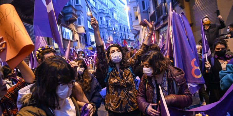 Kaftancıoğlu, İstanbul Valiliği’nin ‘Feminist Gece Yürüyüşü’ yasağını yargıya taşıdı