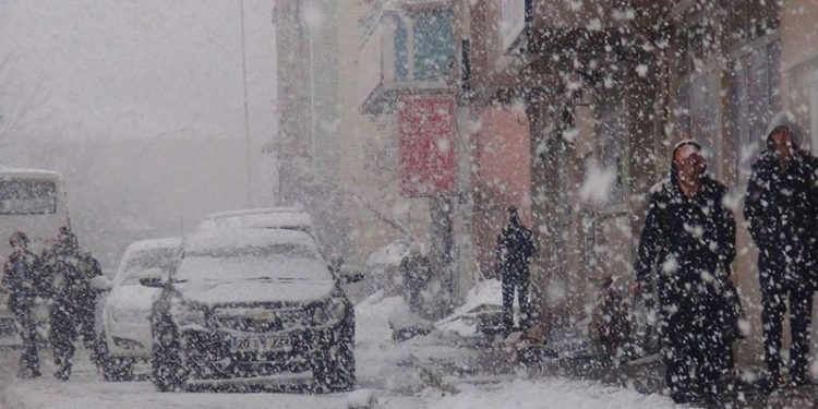 Kar yağışı nedeniyle bazı il ve ilçelerde eğitime ara verildi