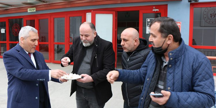 Karabükspor küme düştü, başkan helva dağıttı: "Bugün bizim öldüğümüz gün"