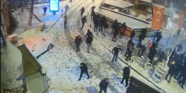 Kartopu oyunu silahlı kavgaya dönüştü: 6 yaralı 4 gözaltı