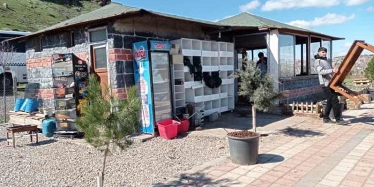 Kayyım 'Bahçeli Ormanı' için çay bahçesini yıkıyor