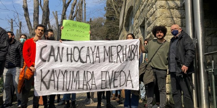 Kayyım rektör görevden almıştı! Boğaziçi’ne geri dönen Can Candan’a davul zurnalı karşılama