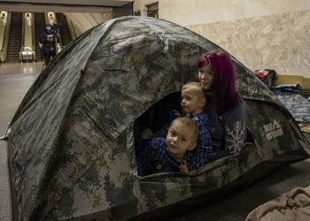 Kiev'de binlerce kişi metro istasyonlarına sığındı