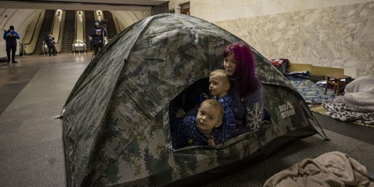 Kiev'de binlerce kişi metro istasyonlarına sığındı