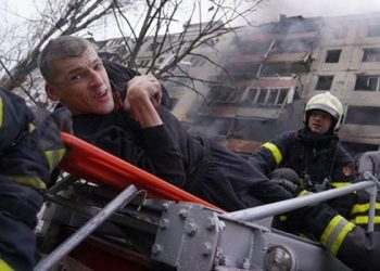 Kiev'de top mermisinin 9 katlı apartmana isabet etmesi sonucu 2 sivil öldü