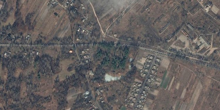 Kiev'e ilerleyen 64 kilometrelik Rus konvoyu neden yavaşladı?