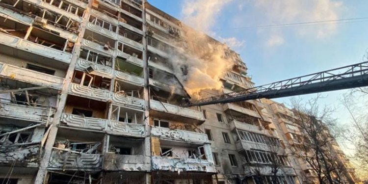 Kiev’deki saldırılarda 2 apartman top mermileriyle vuruldu