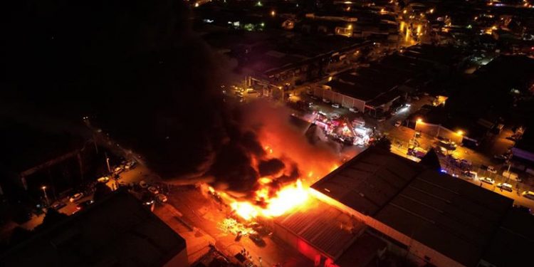 Kocaeli sanayi sitesindeki yangında 6 iş yeri hasar gördü