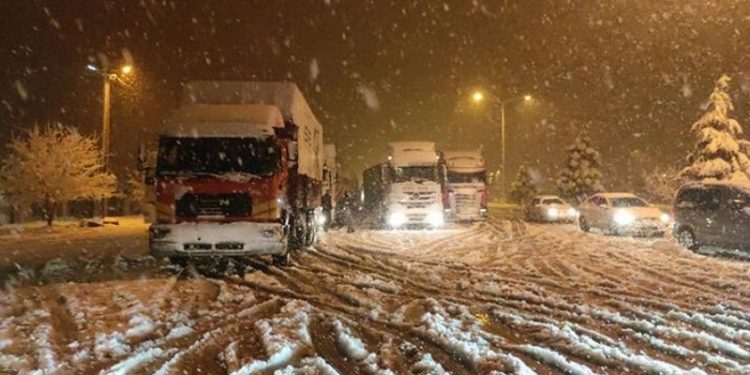 Konya- Antalya kara yolunda araç geçişleri kısıtlandı
