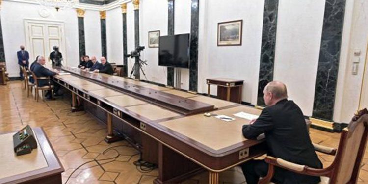 Kremlin'de ekonomi gündemli toplantı: Putin, Batı'yı 'yalanlar imparatorluğu' olarak niteledi