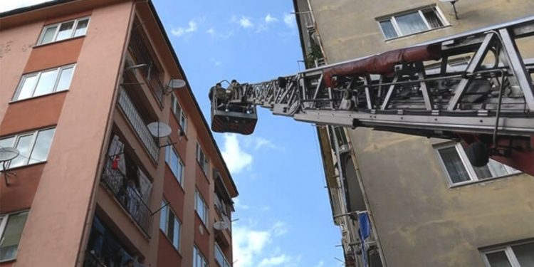 Kötü koku ihbarı yapıldı, yalnız yaşayan kadının cesedine ulaşıldı