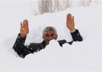 Köy kara gömüldü; evlerden tünellerle çıkılıyor