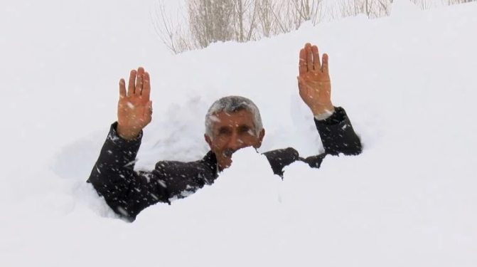 Köy kara gömüldü; evlerden tünellerle çıkılıyor