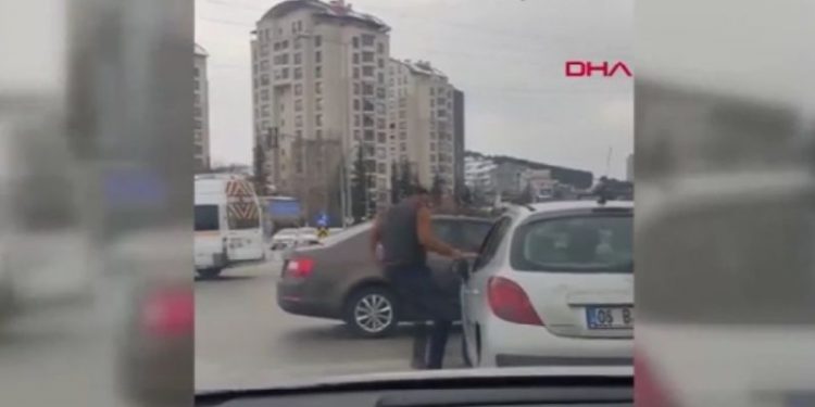 Kırmızı ışıkta geçtiği için uyarılınca çekiçle saldıran sürücü tutuklandı