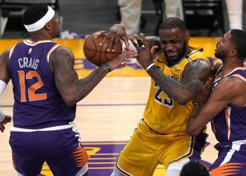 LeBron James'in tarihe geçtiği maçta Lakers farklı yenildi