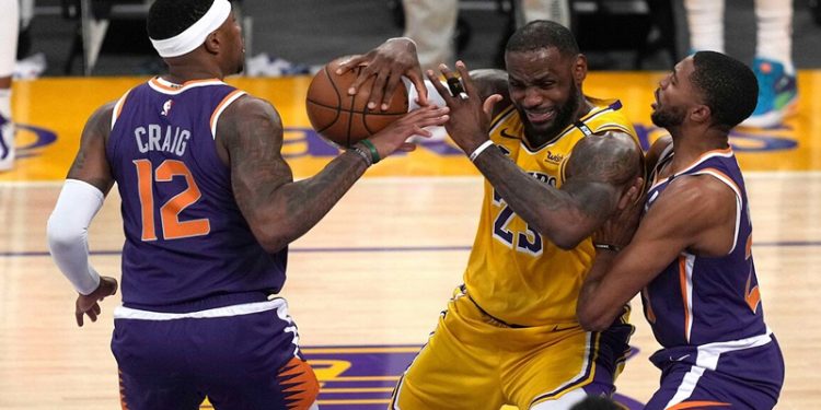 LeBron James'in tarihe geçtiği maçta Lakers farklı yenildi