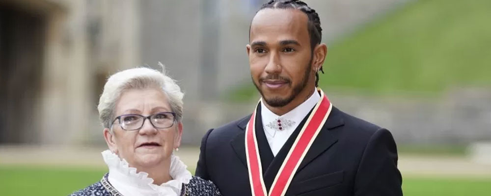 Lewis Hamilton, annesinin de soyadını almak için ismini değiştiriyor