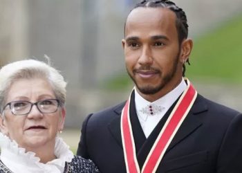 Lewis Hamilton, annesinin de soyadını almak için ismini değiştiriyor