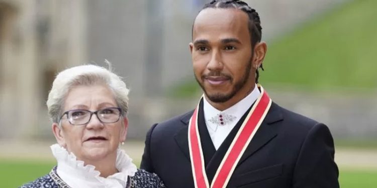 Lewis Hamilton, annesinin de soyadını almak için ismini değiştiriyor