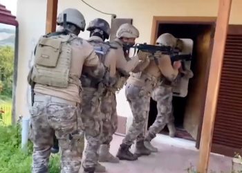 Mahpus ailelerine yardım ettikleri gerekçesiyle Mersin’de 12 kişiye gözaltı kararı