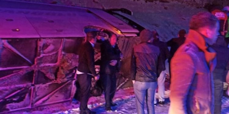 Malatya'da yolcu otobüsü devrildi: 3 yaralı