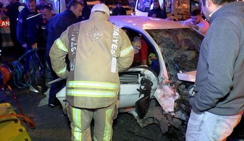 Maltepe'de makas atan sürücü başka bir otomobile çarptı: 4'ü ağır 6 yaralı