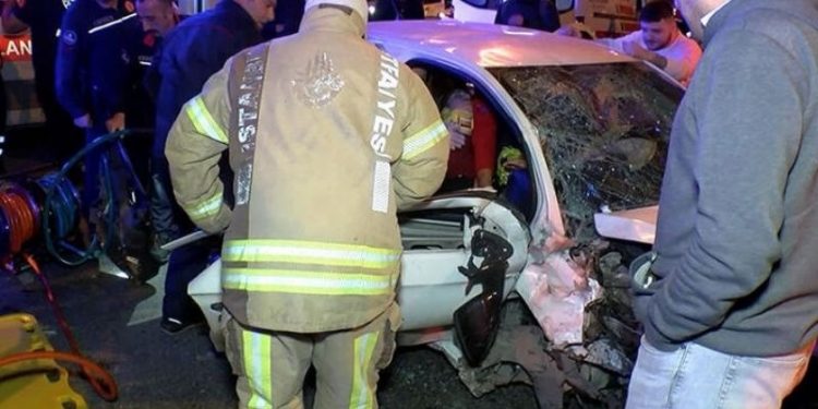 Maltepe'de makas atan sürücü başka bir otomobile çarptı: 4'ü ağır 6 yaralı