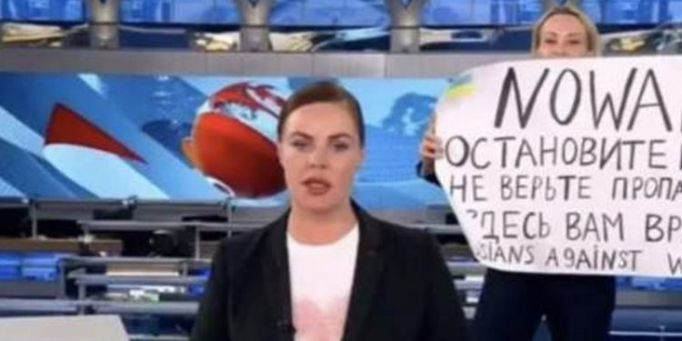 Marina Ovsyannikova’nın çalıştığı kanalın yöneticisi, protesto için “hainceydi” dedi