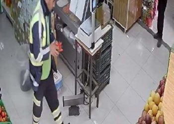 'Market kirlenmesin' diye çamurlu ayakkabılarını çıkarıp alışveriş yaptı