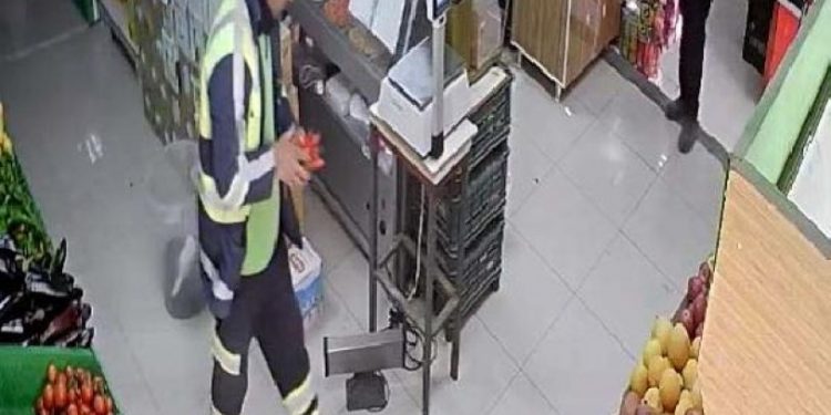 'Market kirlenmesin' diye çamurlu ayakkabılarını çıkarıp alışveriş yaptı