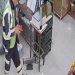 'Market kirlenmesin' diye çamurlu ayakkabılarını çıkarıp alışveriş yaptı