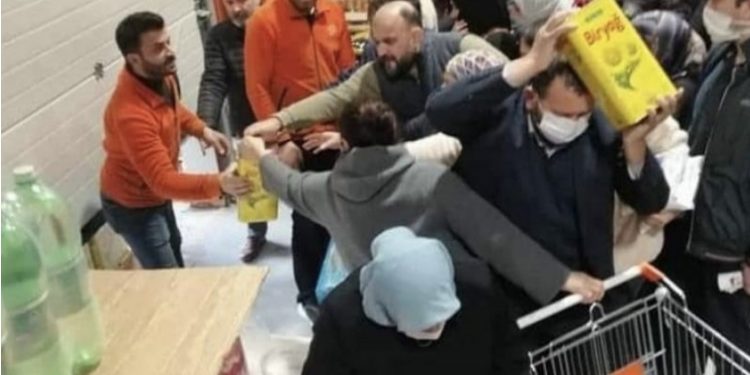 Marketlerde ayçiçek yağı kapma yarışı