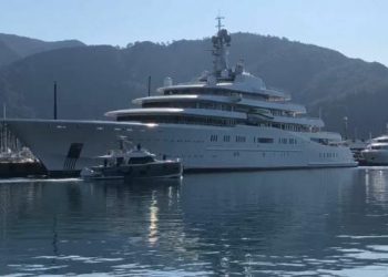 Marmaris'te Abramoviç'in mega yatına yaklaşan teknelere Sahil Güvenlik'ten uyarı