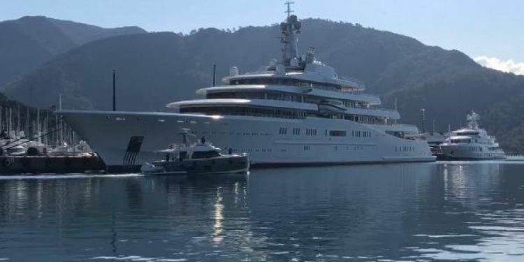 Marmaris'te Abramoviç'in mega yatına yaklaşan teknelere Sahil Güvenlik'ten uyarı